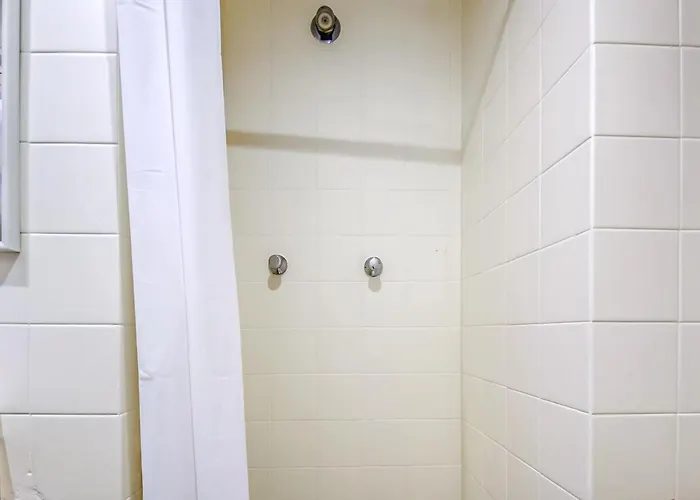 In By The Διαμέρισμα Ρόζες