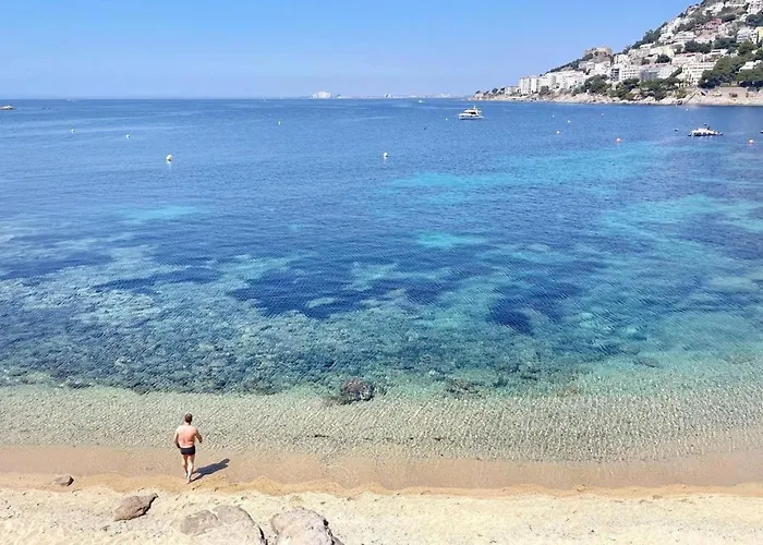 In By The Διαμέρισμα Ρόζες